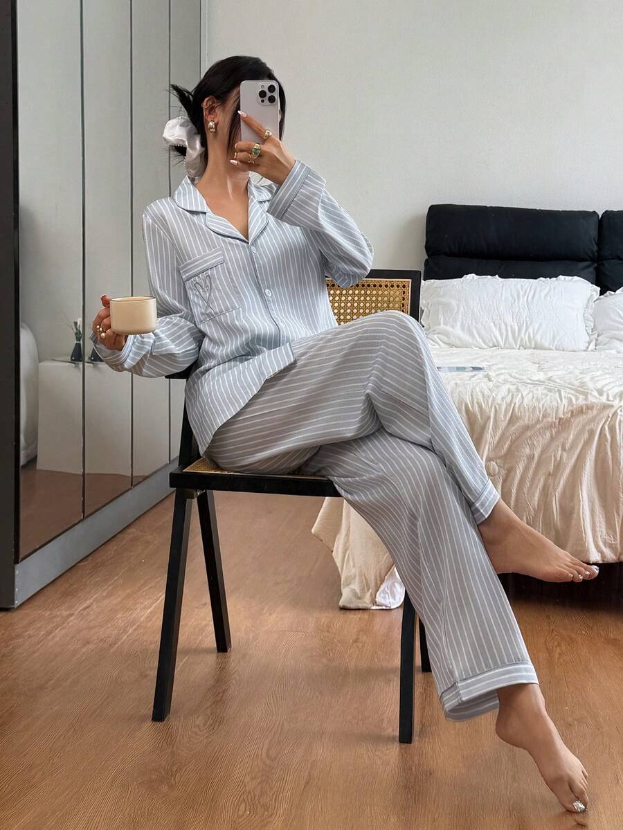 SHEIN Dream Adore طقم بيجامة 2 قطعة بلوزة وبنطلون مخطط بأزرق فاتح وقلب مرقع