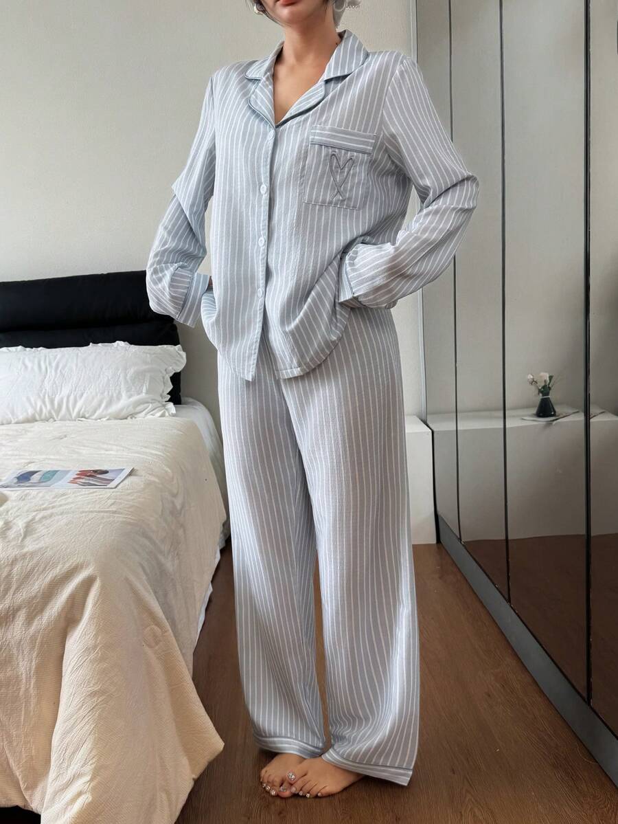 SHEIN Dream Adore طقم بيجامة 2 قطعة بلوزة وبنطلون مخطط بأزرق فاتح وقلب مرقع