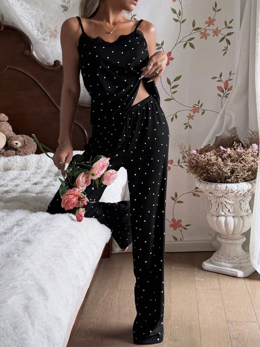 SHEIN CottageSlumber طقم بيجامة من قميص كامي بطبعة قلوب مع بنطال مضفر