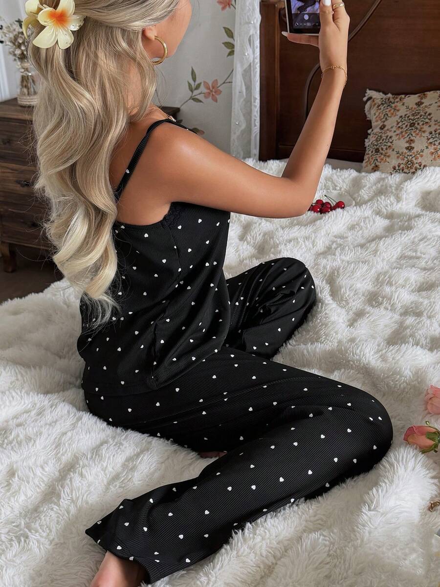 SHEIN CottageSlumber طقم بيجامة من قميص كامي بطبعة قلوب مع بنطال مضفر