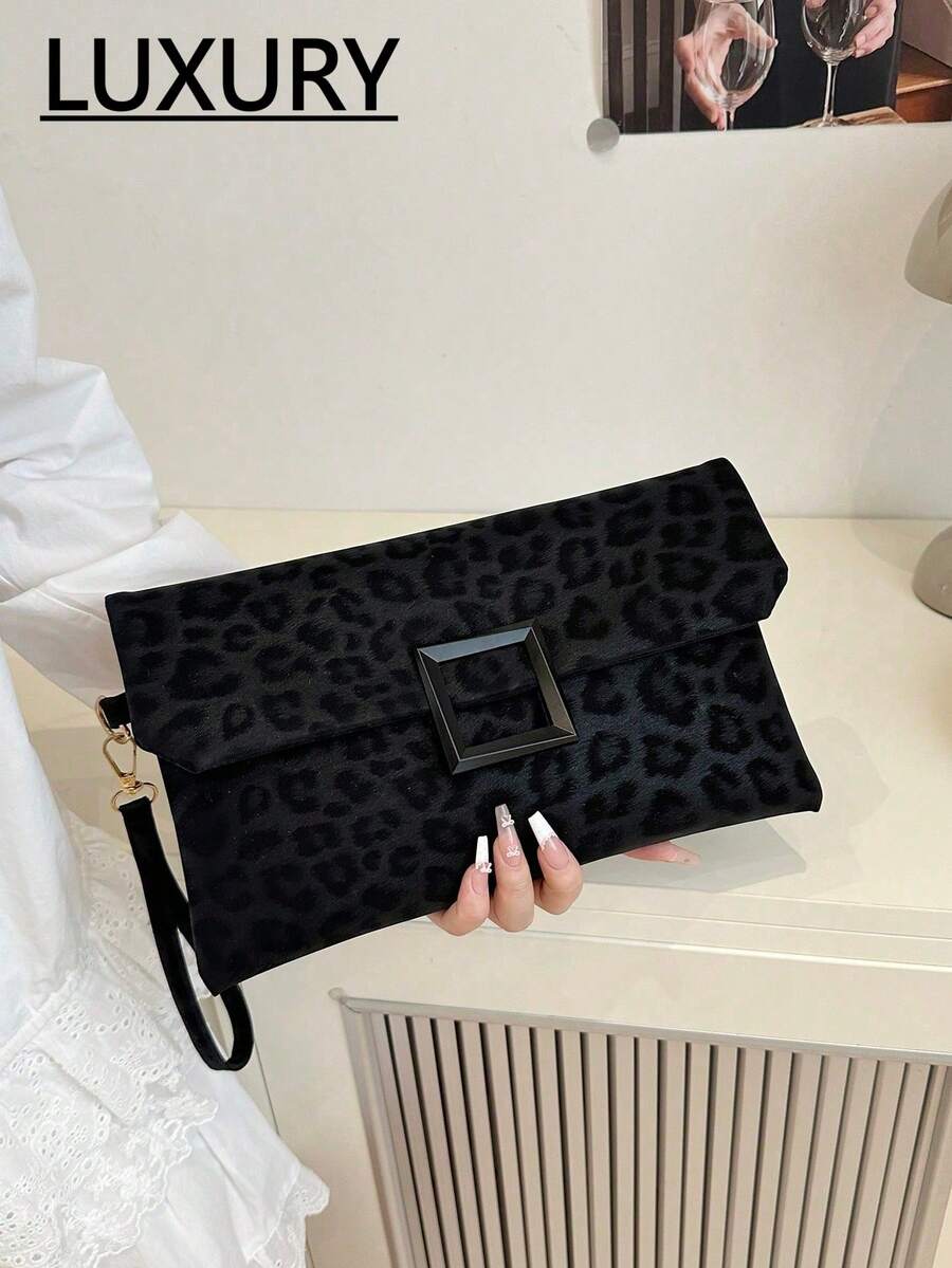 SHEIN حقيبة كلاتش سوداء صغيرة بطباعة نمر عصرية