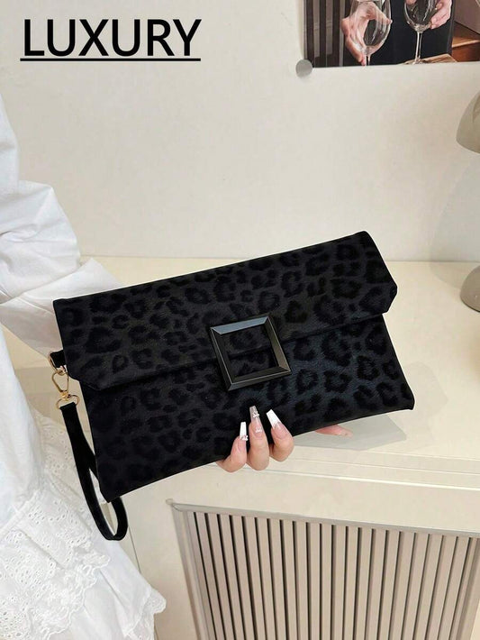 SHEIN حقيبة كلاتش سوداء صغيرة بطباعة نمر عصرية