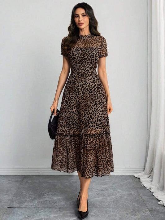 SHEIN فستان طويل بطباعة زهرية برقبة دائرية وأكمام قصيرة وخصر مربوط