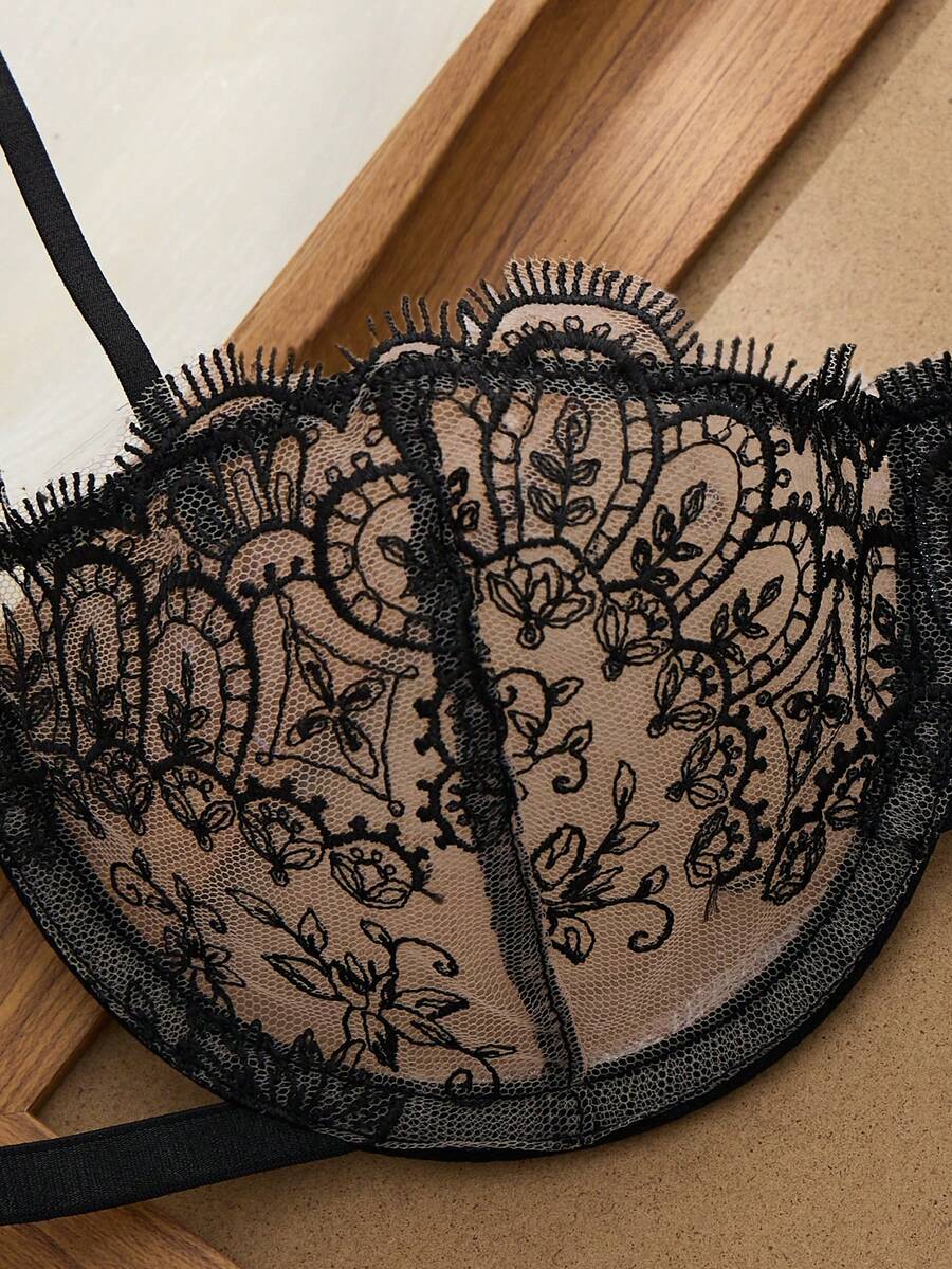 SHEIN طقم لانجري 2 قطعة مطرز بالدانتيل بشكل قلب وسروال بفيونكة