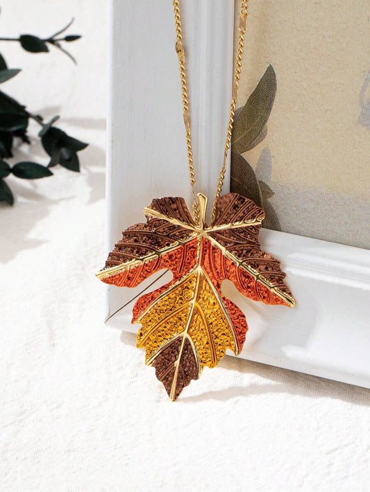 SHEIN قلادة نسائية أوراق قيقب مطلية بالسبائك