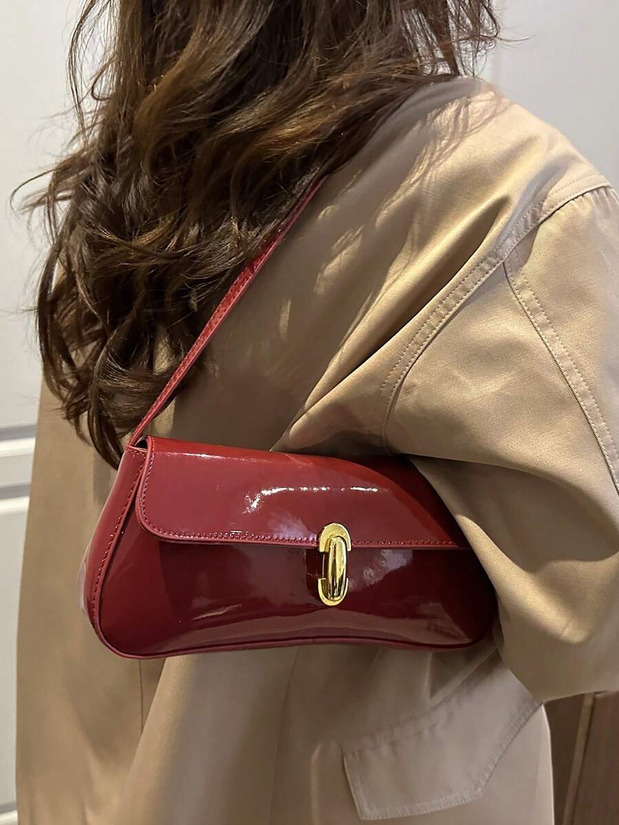 SHEIN حقيبة كتف نسائية من جلد لامع بغطاء قفل معدني