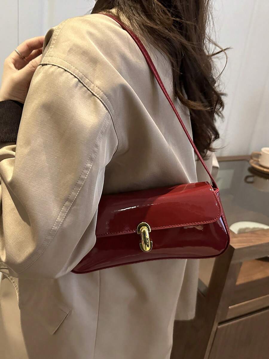 SHEIN حقيبة كتف نسائية من جلد لامع بغطاء قفل معدني