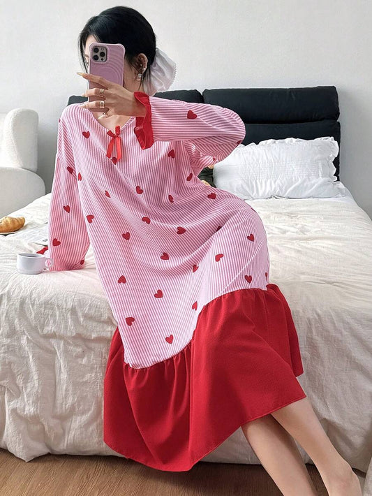 SHEIN فستان نوم بطبعات قلوب مخططة وكتل لونية مع كشكشة