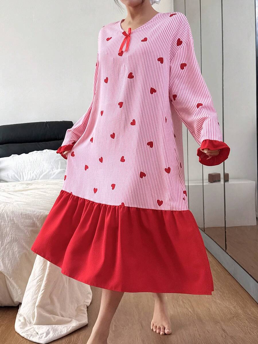 SHEIN فستان نوم بطبعات قلوب مخططة وكتل لونية مع كشكشة