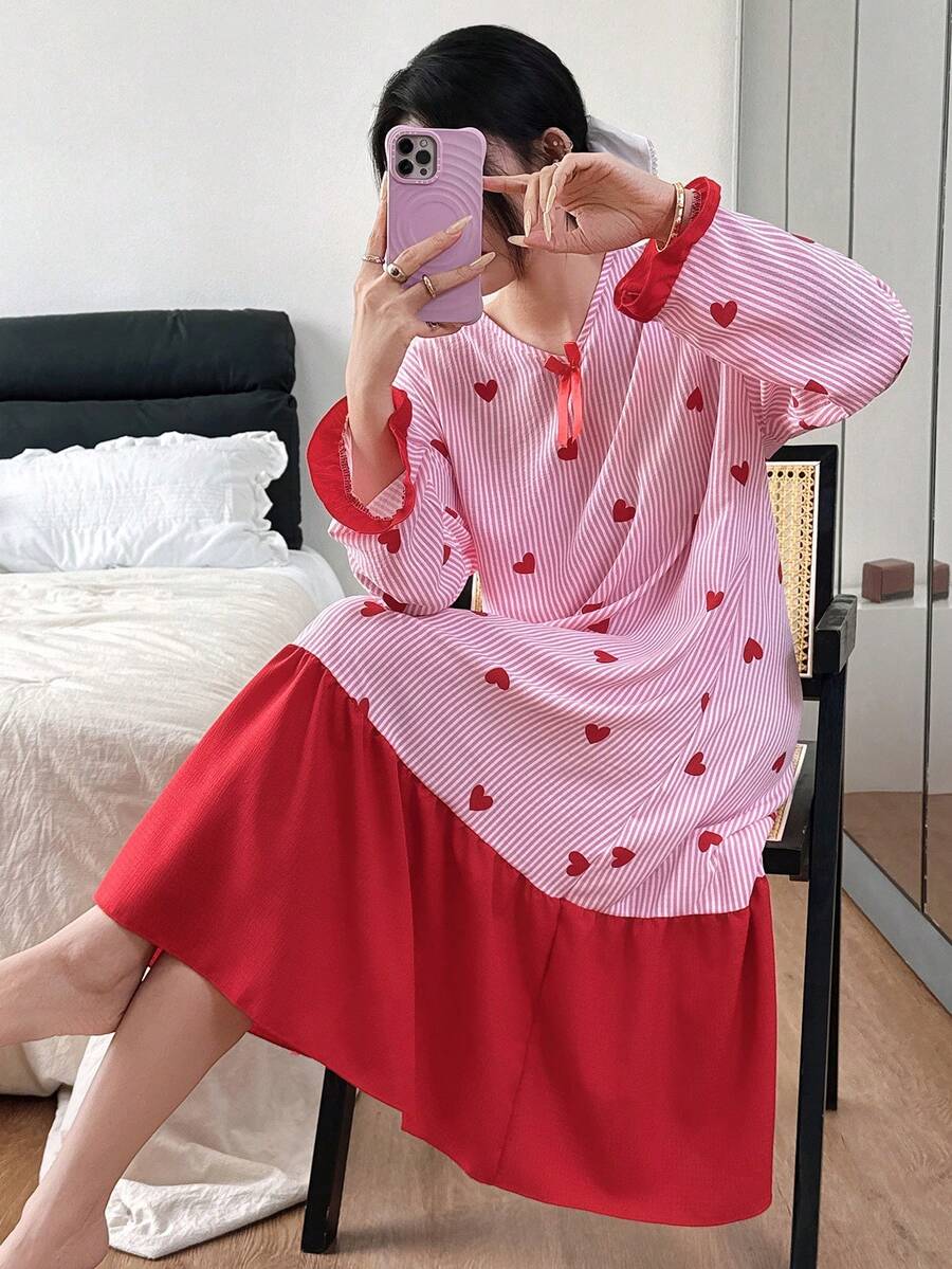 SHEIN فستان نوم بطبعات قلوب مخططة وكتل لونية مع كشكشة
