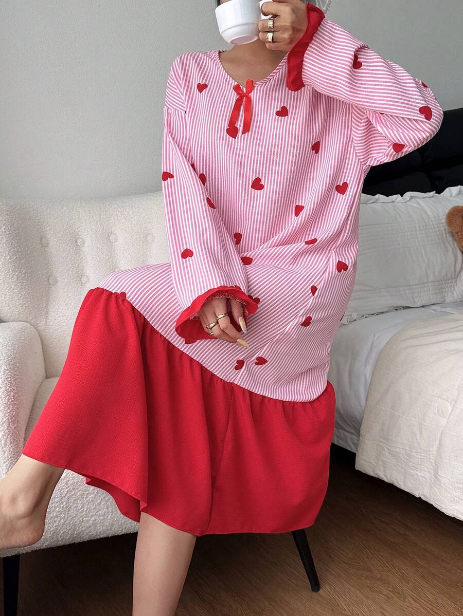 SHEIN فستان نوم بطبعات قلوب مخططة وكتل لونية مع كشكشة