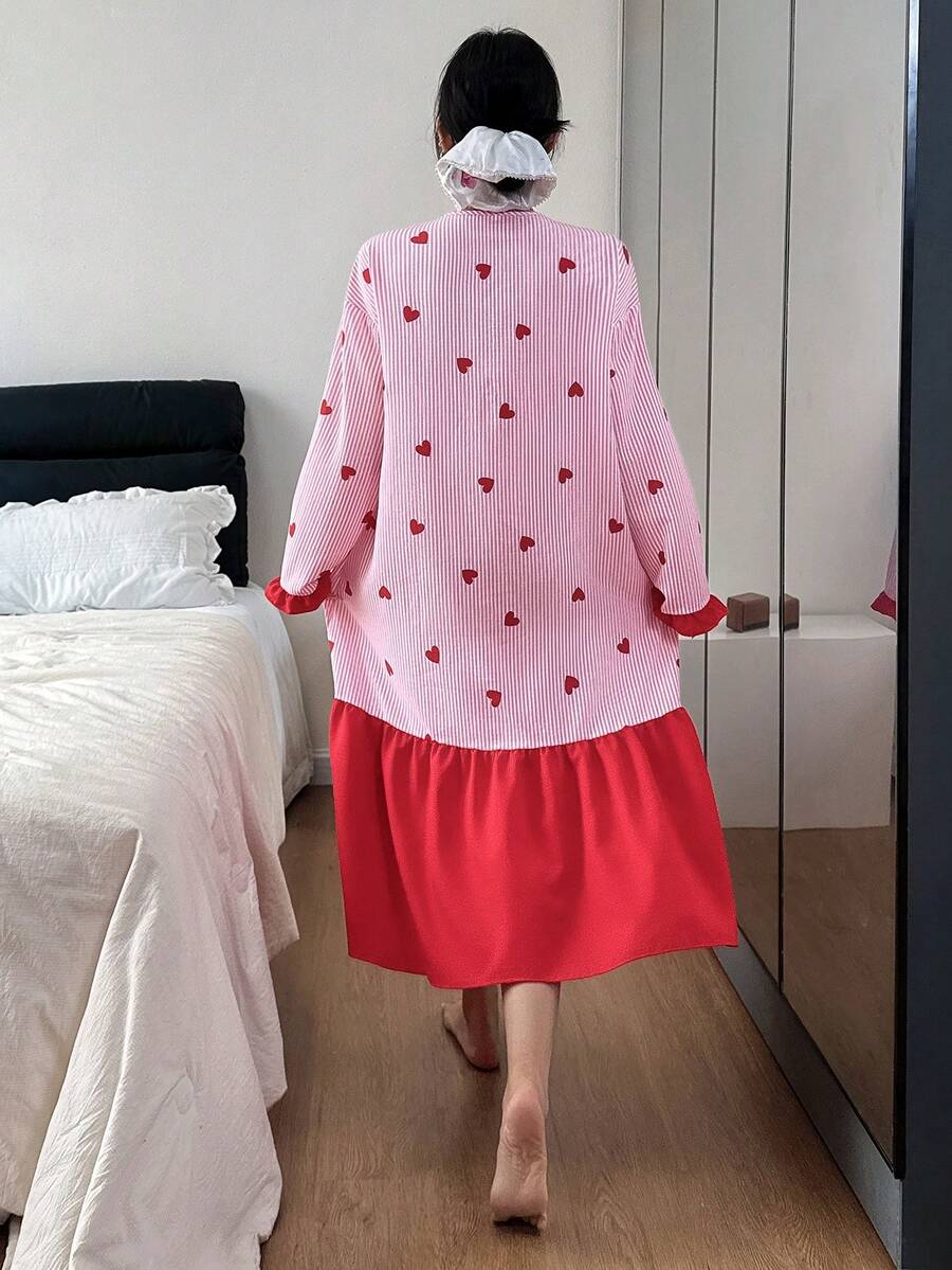 SHEIN فستان نوم بطبعات قلوب مخططة وكتل لونية مع كشكشة