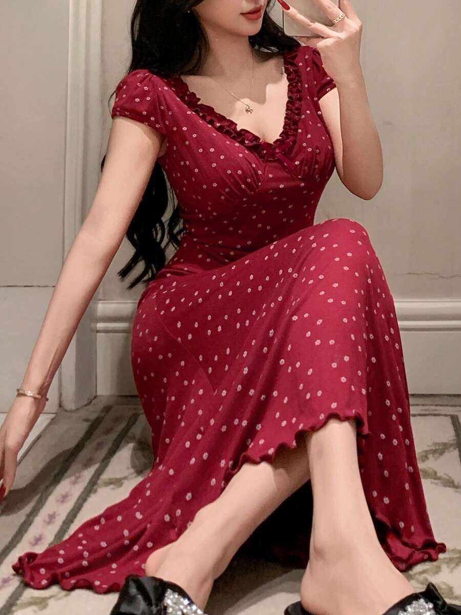 SHEIN فستان نوم طويل بكشكشة وخصر مربوط بطبعة زهور صغيرة