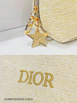 Dior حقيبة مكياج ذهبية من قماش فاخر