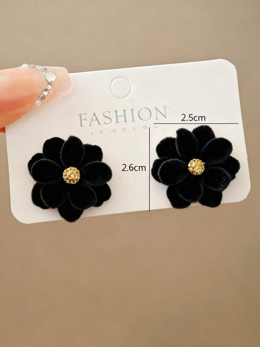 SHEIN زوج أقراط زهور مخملية سوداء من الراتنج