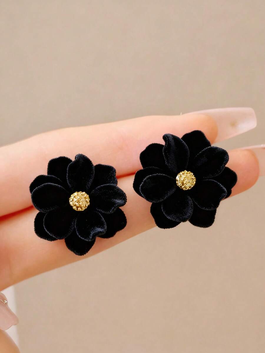 SHEIN زوج أقراط زهور مخملية سوداء من الراتنج