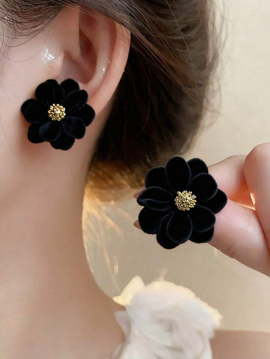 SHEIN زوج أقراط زهور مخملية سوداء من الراتنج