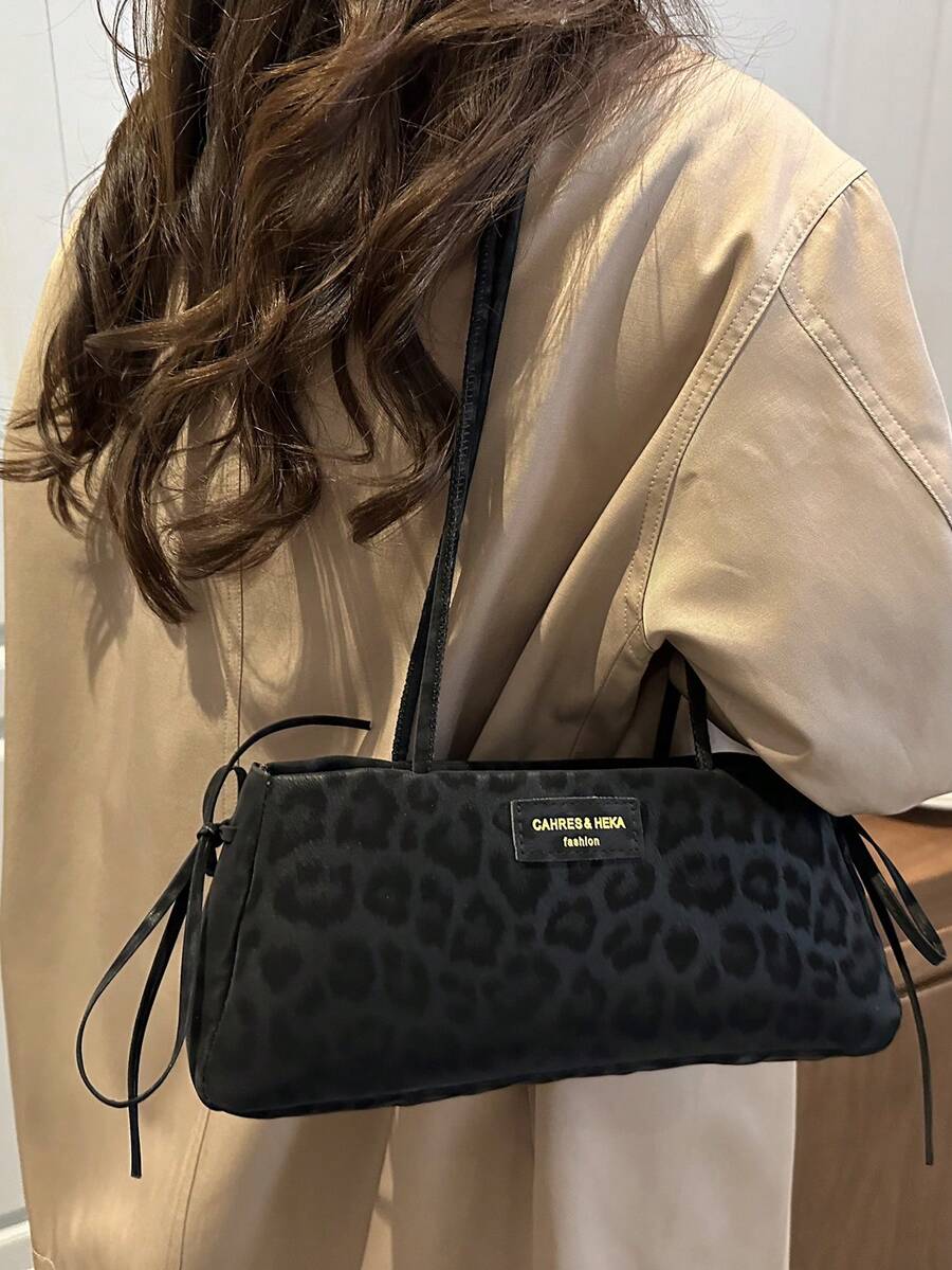 SHEIN حقيبة سوداء بطبعة نمر عصرية