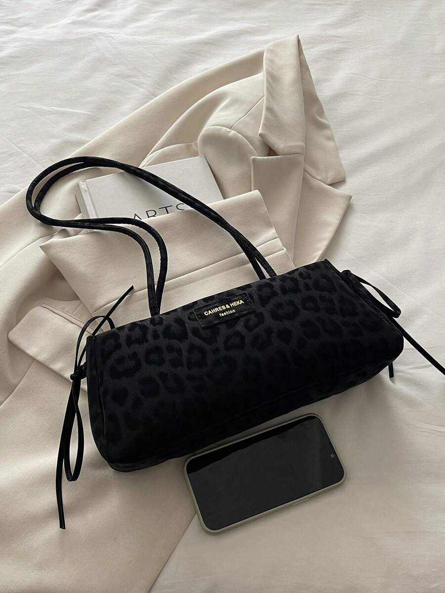 SHEIN حقيبة سوداء بطبعة نمر عصرية
