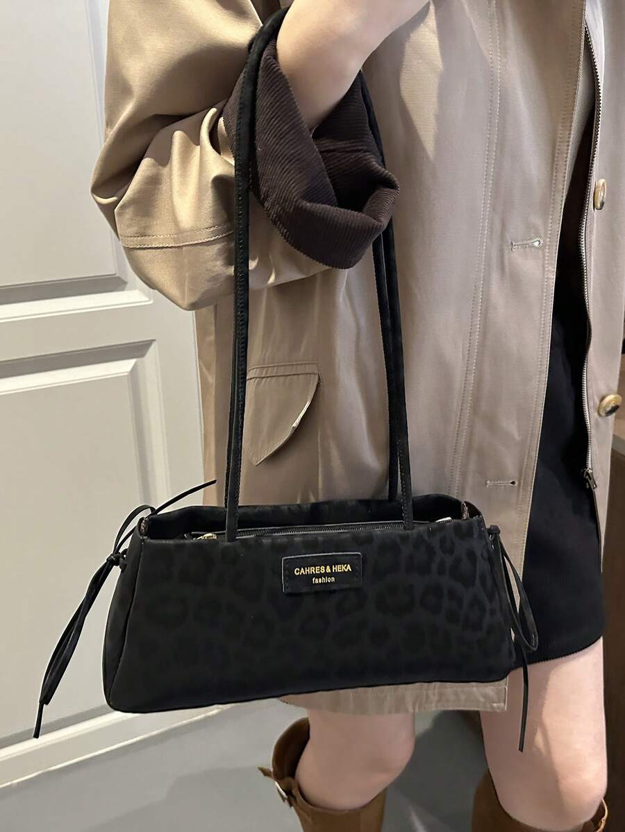 SHEIN حقيبة سوداء بطبعة نمر عصرية