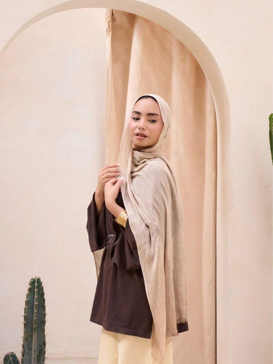 SHEIN حجاب نسائي طويل وخفيف بملمس ناعم ولون بيج