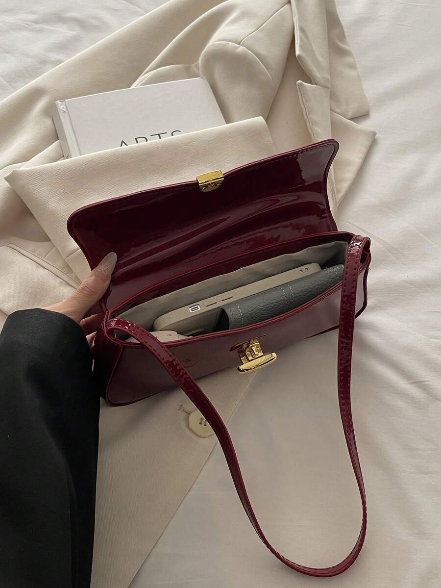 SHEIN حقيبة كتف نسائية من جلد لامع بغطاء قفل معدني