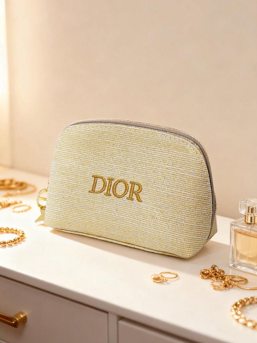 Dior حقيبة مكياج ذهبية بقماش فاخر وشعار ذهبي