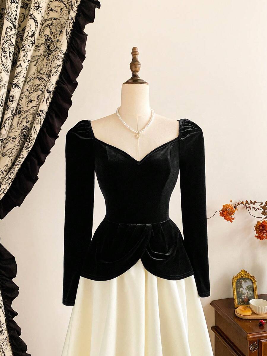 SHEIN Vintamour فستان أبيض وأسود ساتان وقطيفة بتصميم قلب وزهور