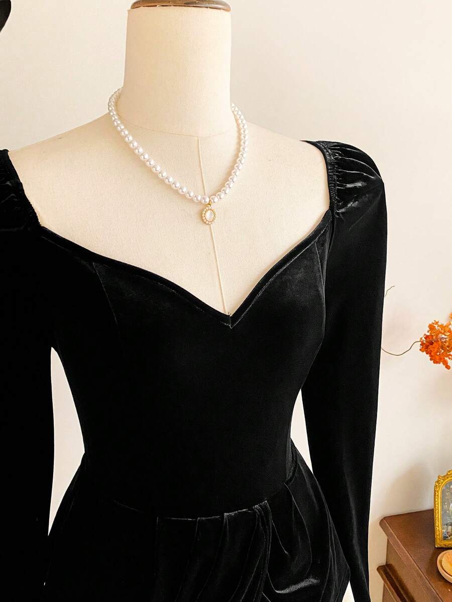 SHEIN Vintamour فستان أبيض وأسود ساتان وقطيفة بتصميم قلب وزهور