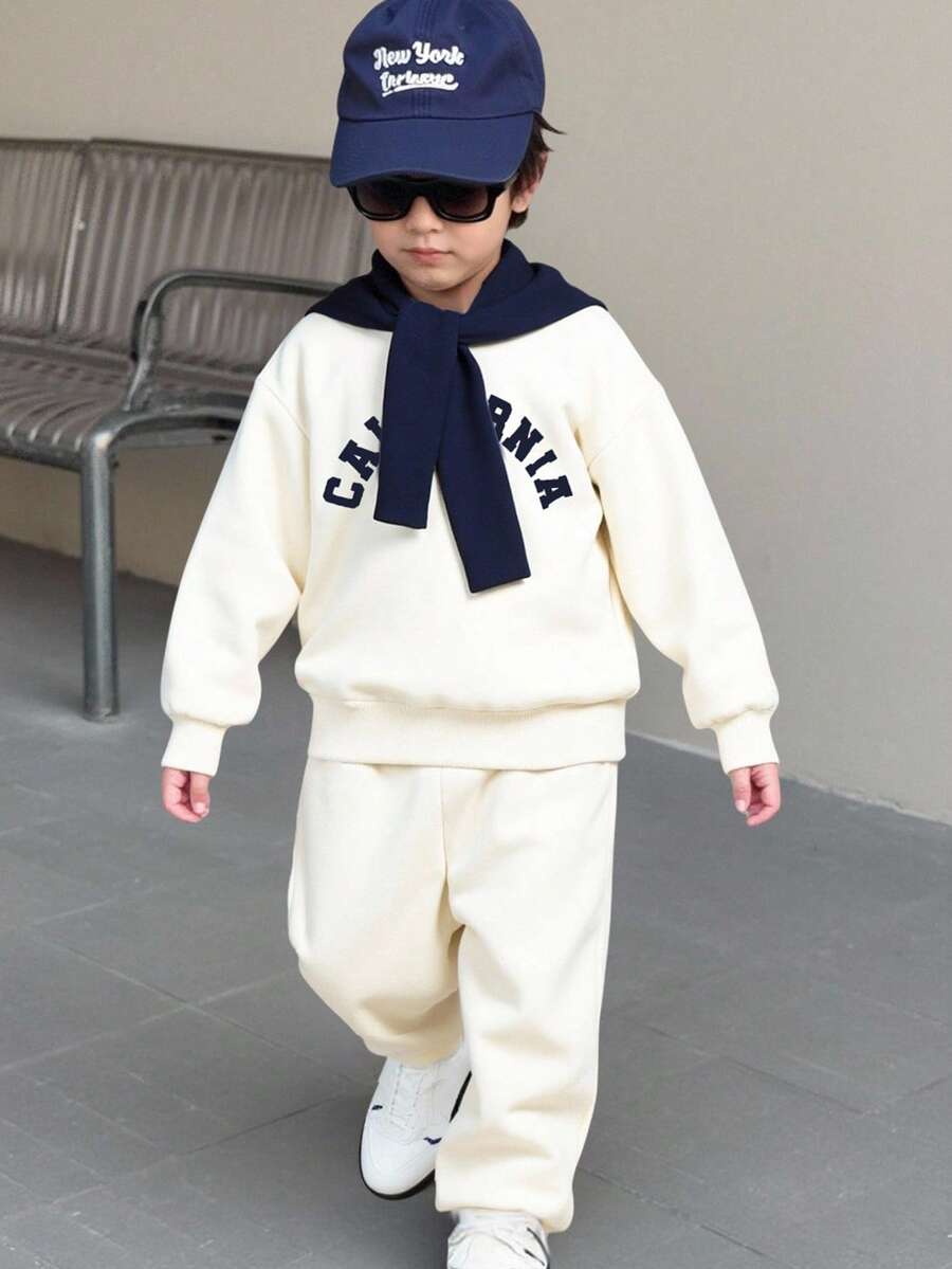 SHEIN Genkimix Kids طقم أولاد قطعتين بلوزة كرو وبنطلون جوجر مع وشاح