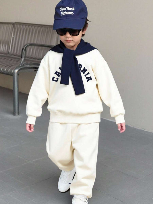 SHEIN Genkimix Kids طقم أولاد قطعتين بلوزة كرو وبنطلون جوجر مع وشاح
