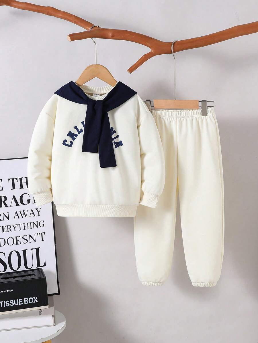 SHEIN Genkimix Kids طقم أولاد قطعتين بلوزة كرو وبنطلون جوجر مع وشاح