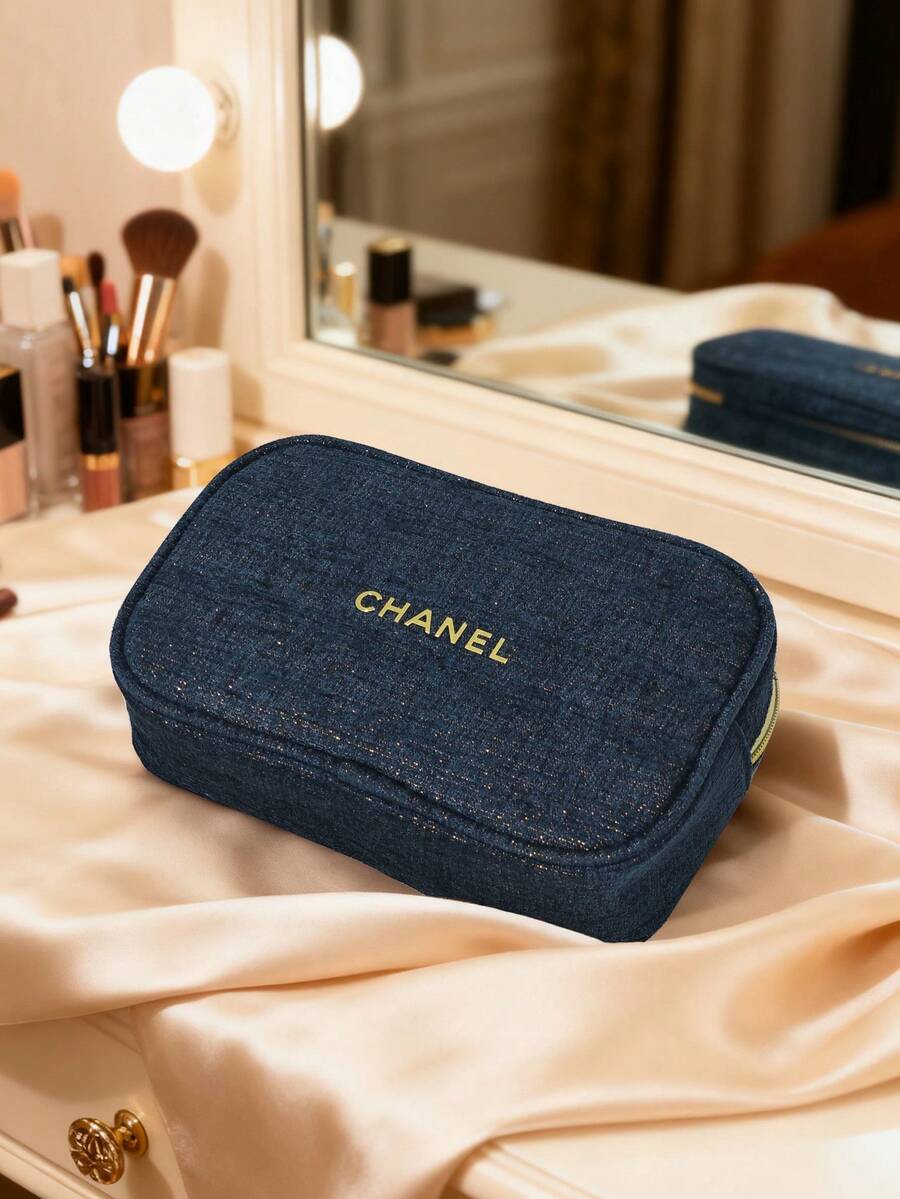 CHANEL حقيبة مكياج من القماش الأزرق الداكن بسحاب وشعار ذهبي