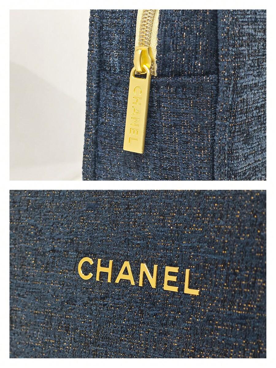 CHANEL حقيبة مكياج من القماش الأزرق الداكن بسحاب وشعار ذهبي