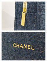 CHANEL حقيبة مكياج من القماش الأزرق الداكن بسحاب وشعار ذهبي