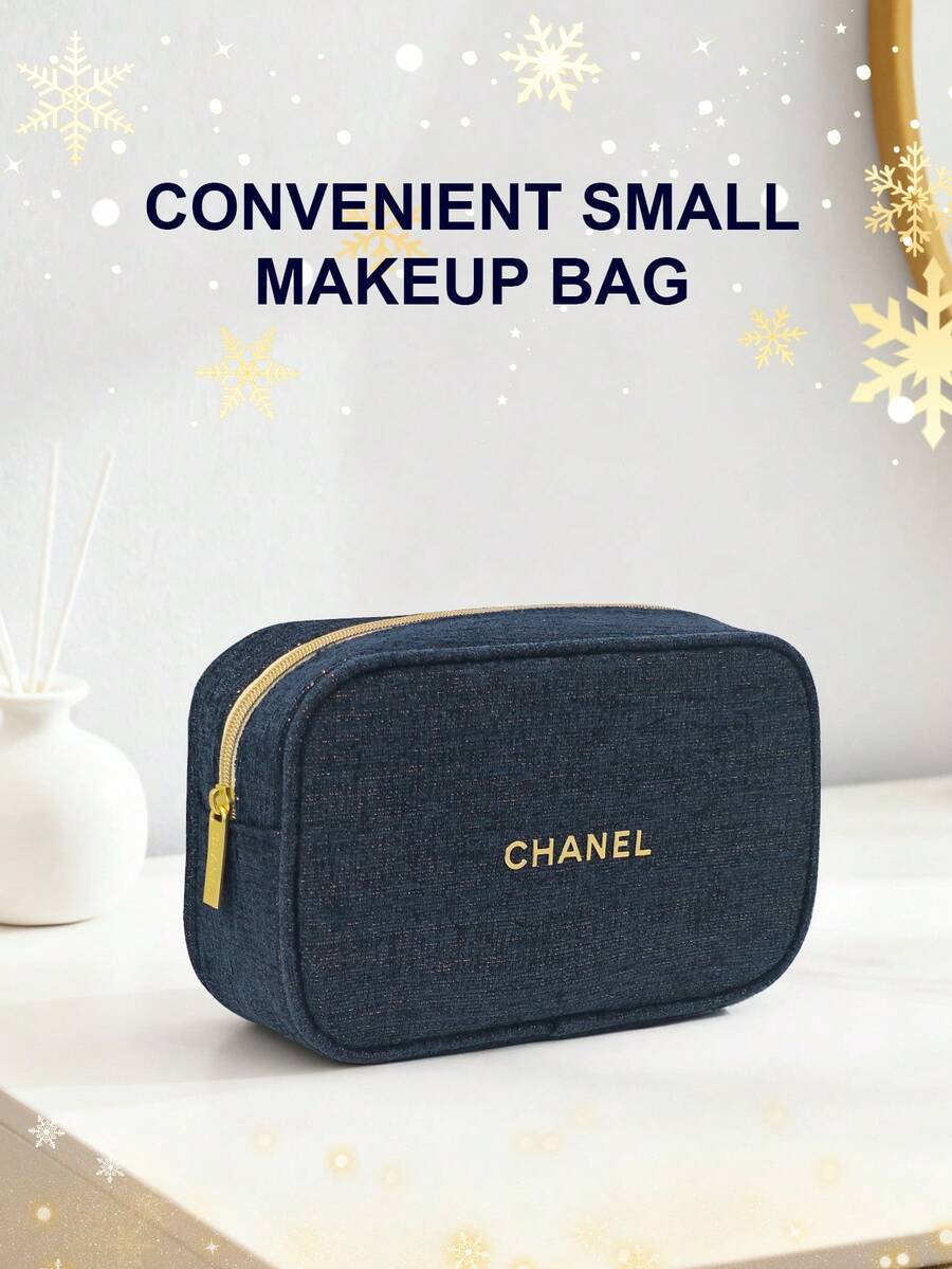 CHANEL حقيبة مكياج من القماش الأزرق الداكن بسحاب وشعار ذهبي