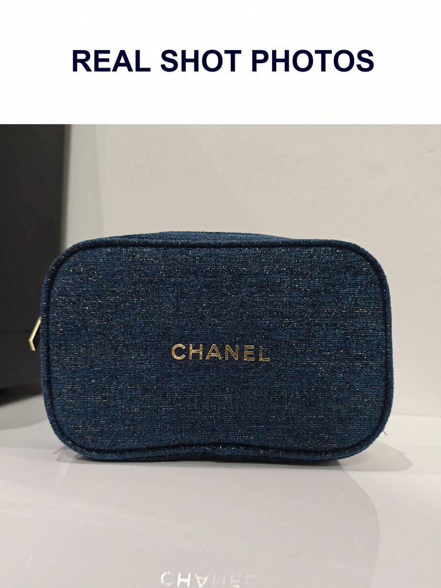 CHANEL حقيبة مكياج من القماش الأزرق الداكن بسحاب وشعار ذهبي