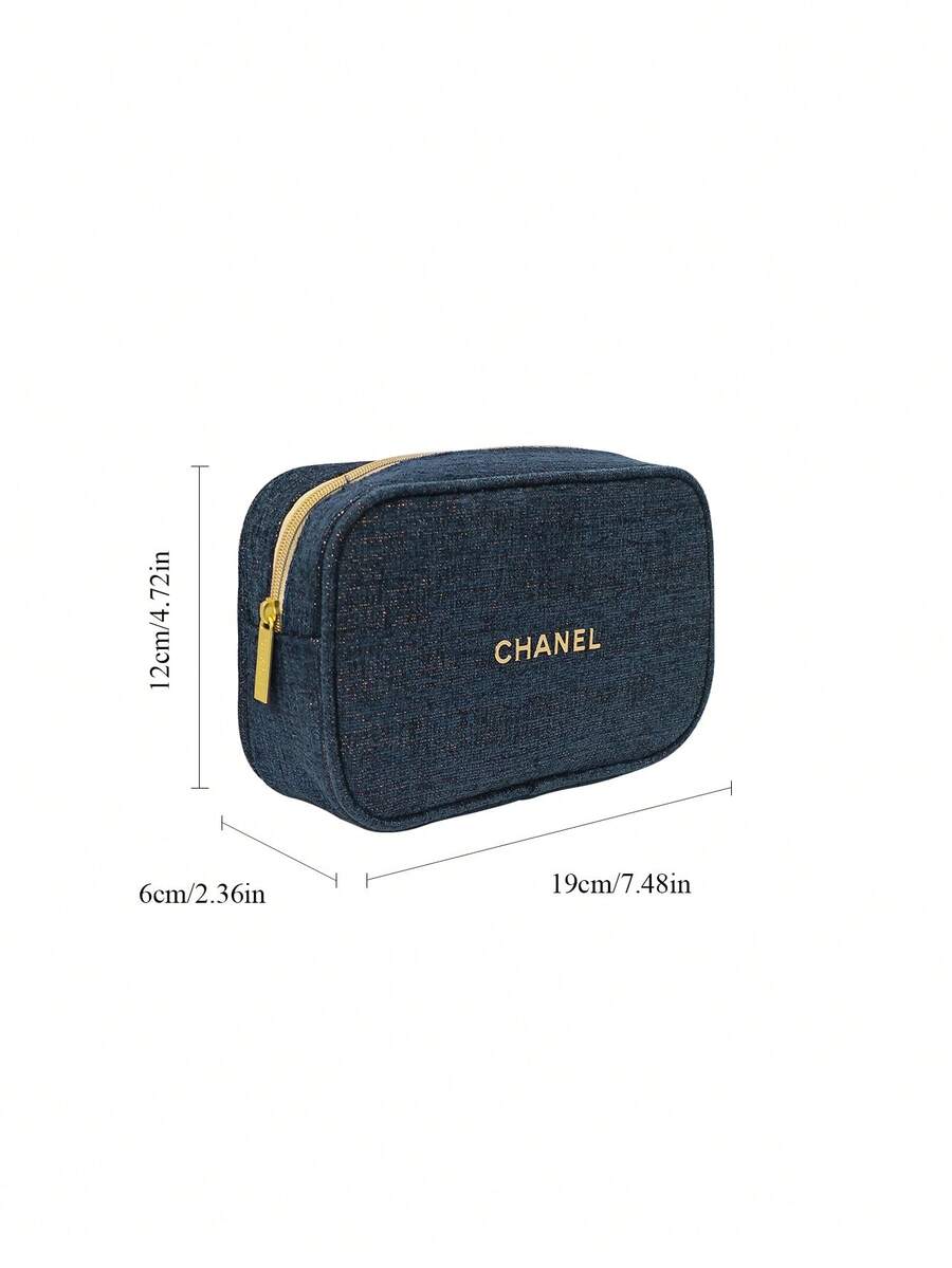 CHANEL حقيبة مكياج من القماش الأزرق الداكن بسحاب وشعار ذهبي
