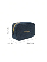 CHANEL حقيبة مكياج من القماش الأزرق الداكن بسحاب وشعار ذهبي