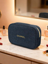 CHANEL حقيبة مكياج من القماش الأزرق الداكن بسحاب وشعار ذهبي