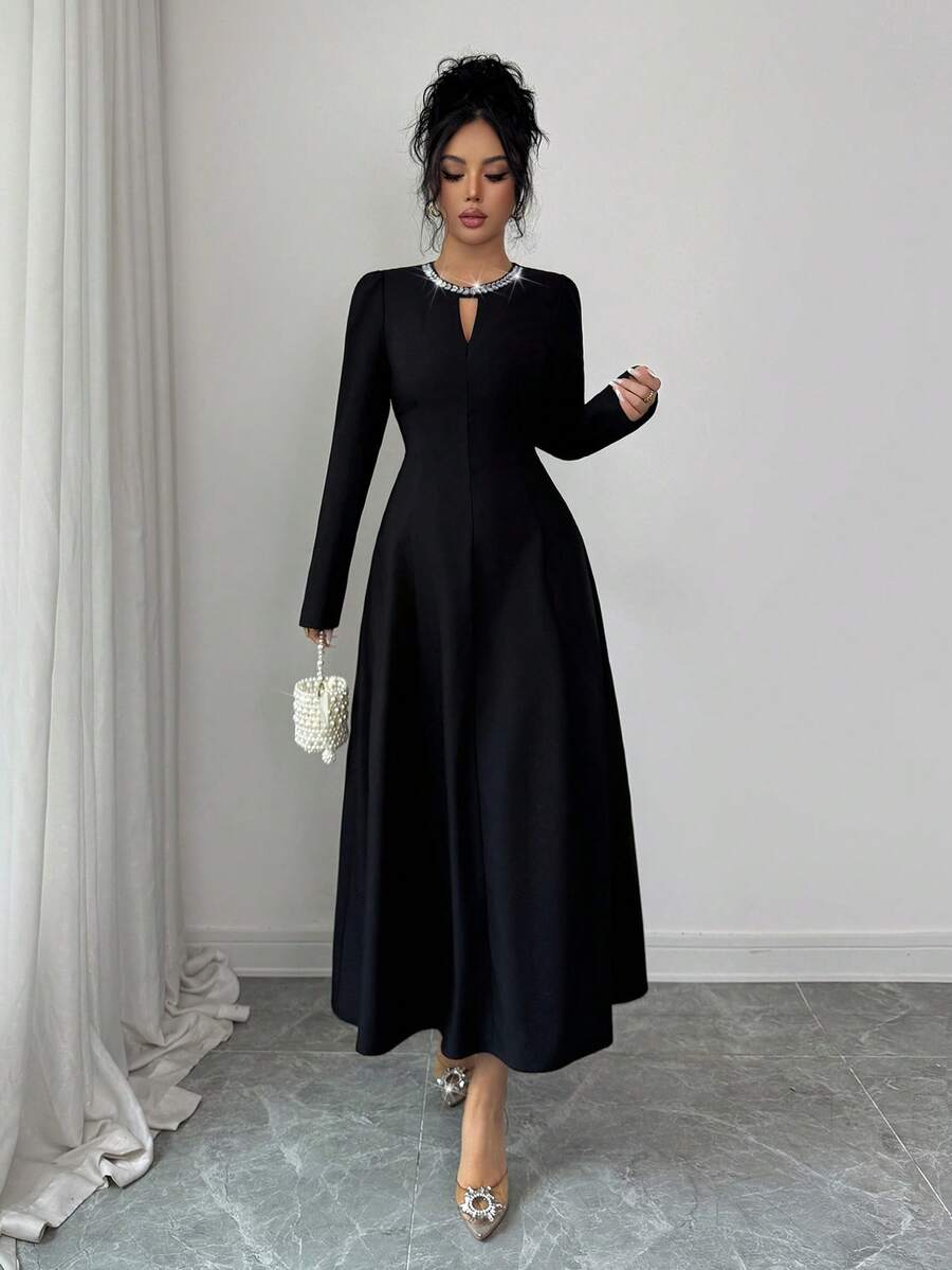 SHEIN Raffinéa فستان أسود بأكمام طويلة ومرصع بالراين حول الرقبة وخصر مشدود