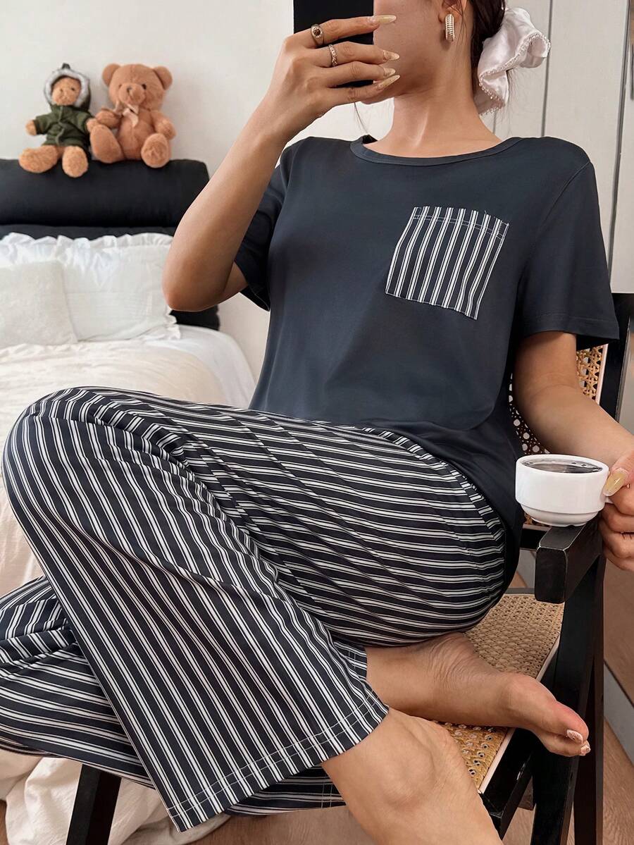 SHEIN طقم بيجامة مخططة أسود وأبيض بأكمام قصيرة وجيوب