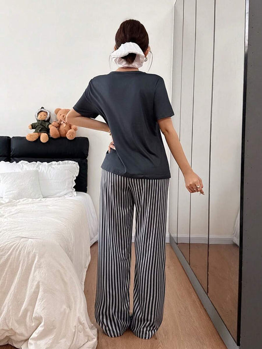 SHEIN طقم بيجامة مخططة أسود وأبيض بأكمام قصيرة وجيوب
