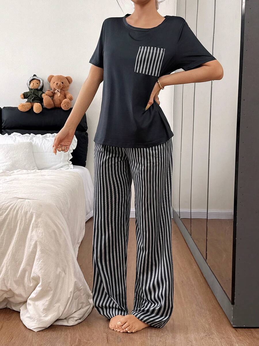 SHEIN طقم بيجامة مخططة أسود وأبيض بأكمام قصيرة وجيوب