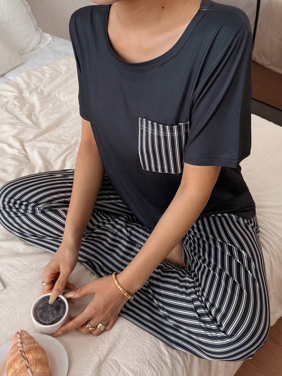 SHEIN طقم بيجامة مخططة أسود وأبيض بأكمام قصيرة وجيوب