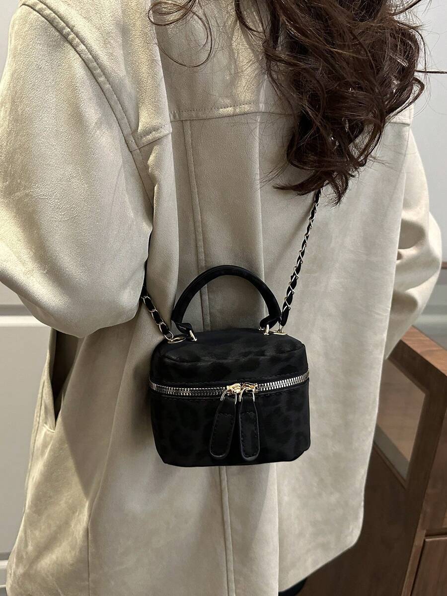 SHEIN حقيبة يد صغيرة مبطنة بطبعة نمر