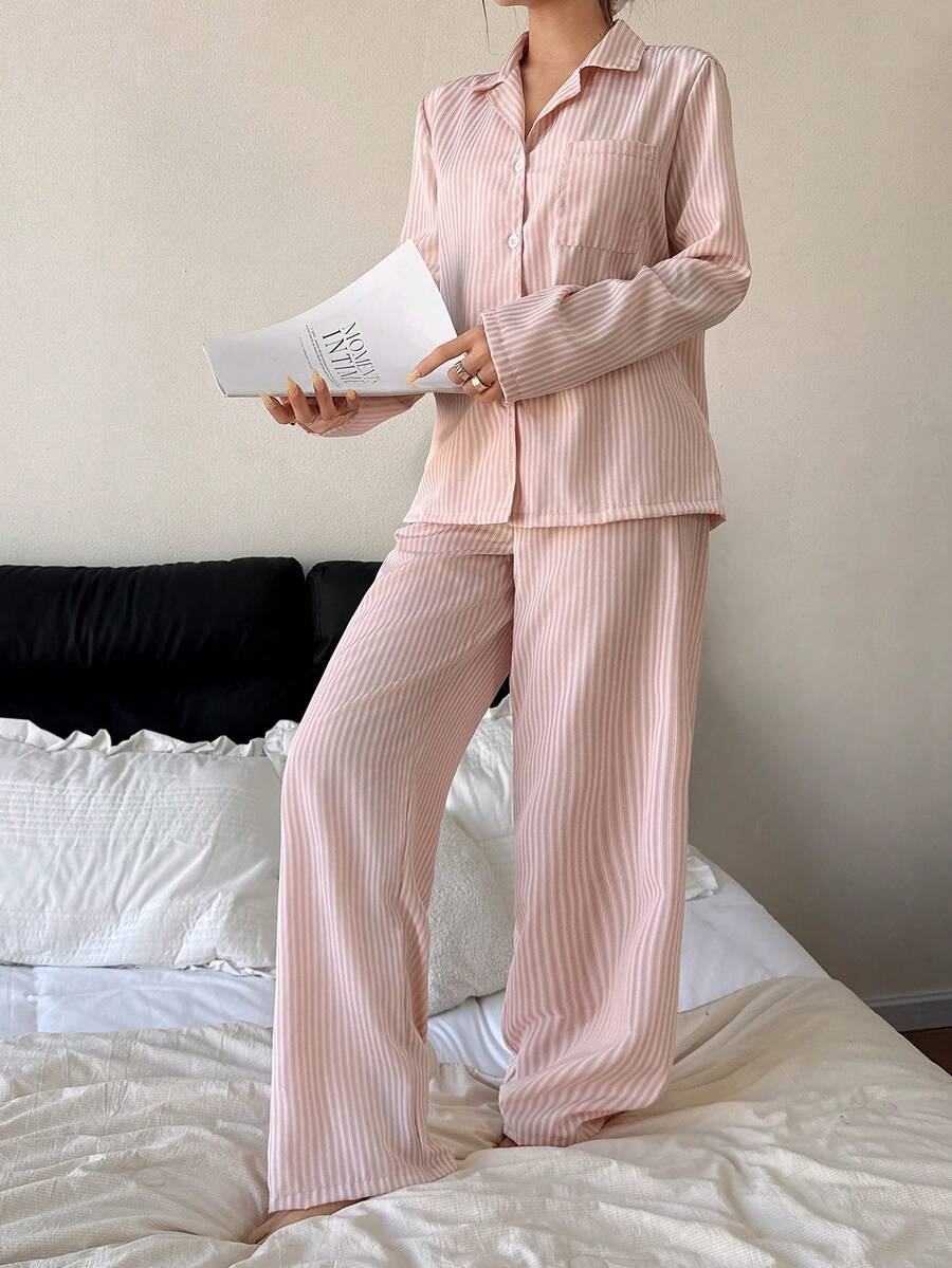 SHEIN Dream Adore بيجامة كاجوال مطبوعة بخطوط بياقة واسعة