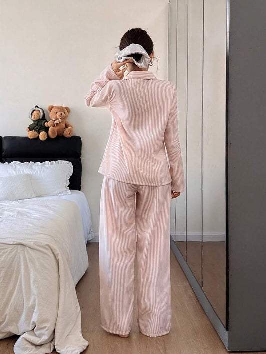 SHEIN Dream Adore بيجامة كاجوال مطبوعة بخطوط بياقة واسعة