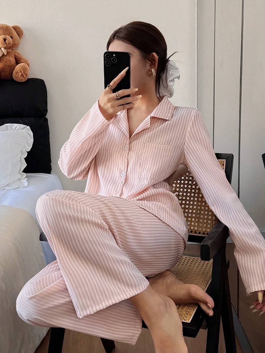 SHEIN Dream Adore بيجامة كاجوال مطبوعة بخطوط بياقة واسعة