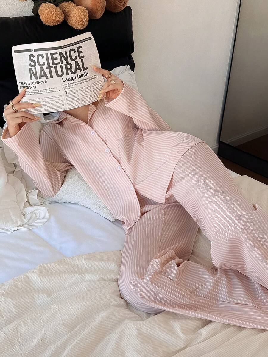 SHEIN Dream Adore بيجامة كاجوال مطبوعة بخطوط بياقة واسعة